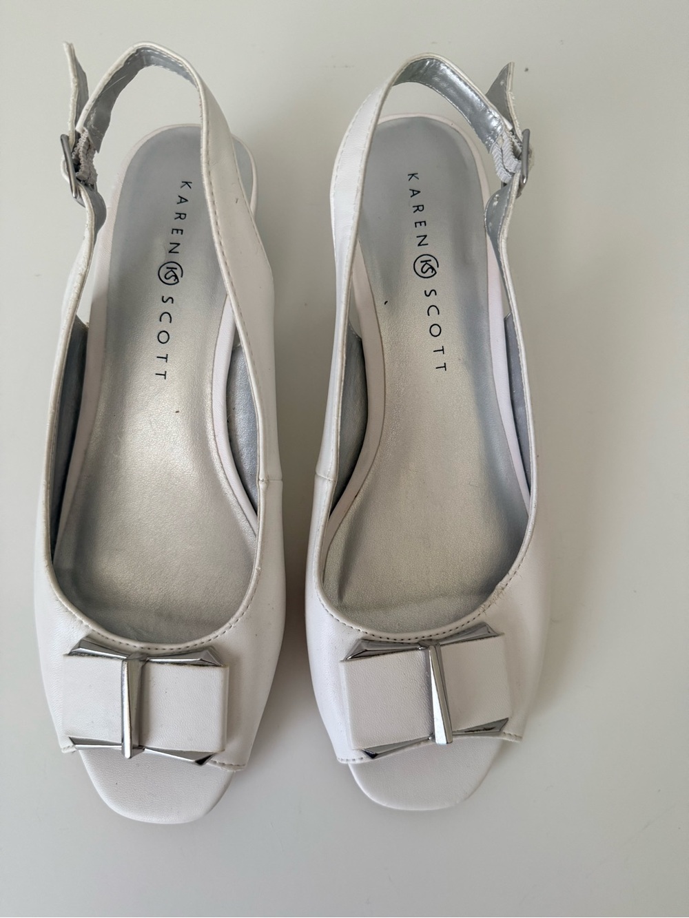 Karen Scott White Slingback Bow Wedge Shoes Size 7M Peep Toe Low Heel Dressy
